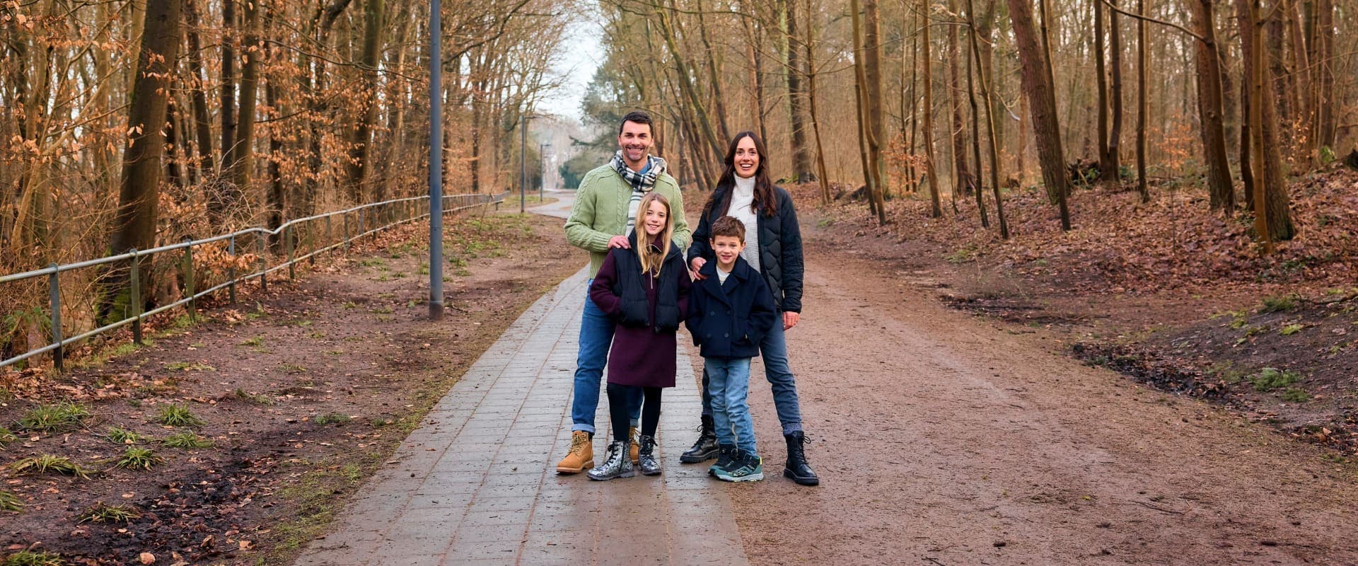 Schuhpark Familie beim Herbstspaziergang