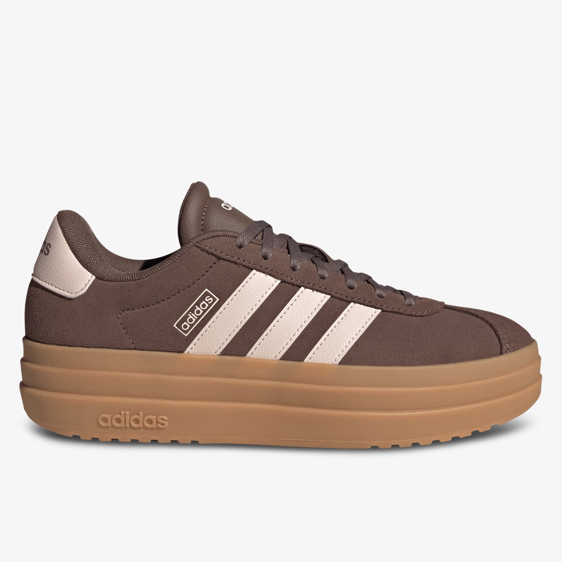 Seitliche Ansicht eines braunen adidas Plateau-Sneakers mit markanten weißen Streifen und robustem Profil